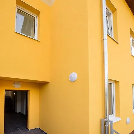 Ubytování U Autodromu Bed and breakfast *